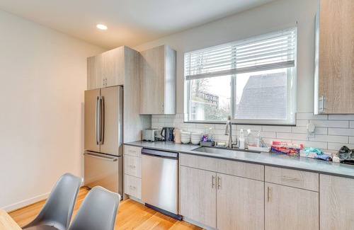 Wallingford House | Walk to UW: Townhome w/Rooftop Patio!