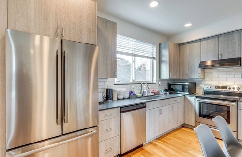Wallingford House | Walk to UW: Townhome w/Rooftop Patio!