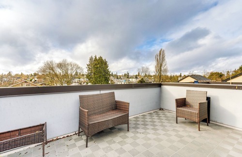 Wallingford House | Walk to UW: Townhome w/Rooftop Patio!