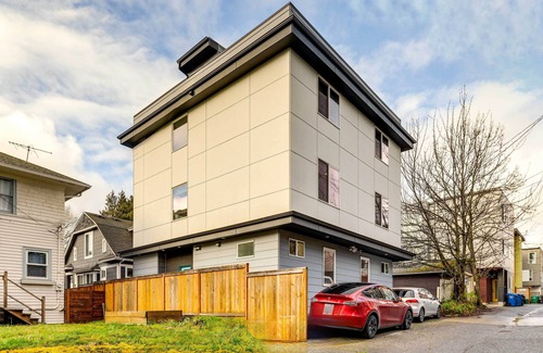 Wallingford House | Walk to UW: Townhome w/Rooftop Patio!
