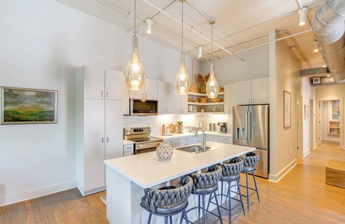 Hillsboro West End Condo | Walk to Vanderbilt: Eclectic Apt in Nashville