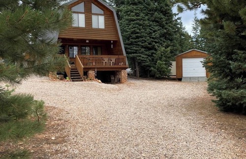 Meadow View Heights Cabin | Walk to village, Year round access, Large deck, Swings and Enclosed dog run.
