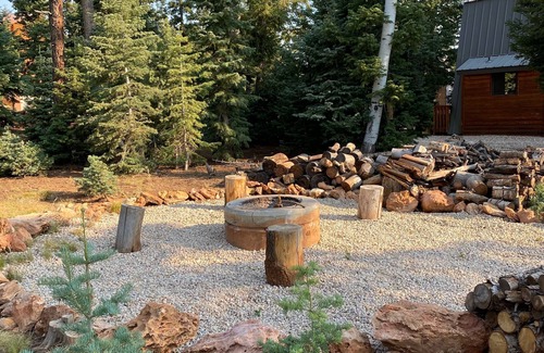 Meadow View Heights Cabin | Walk to village, Year round access, Large deck, Swings and Enclosed dog run.