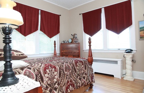 Mount Airy House | Walk to Wally's Service Station!!!