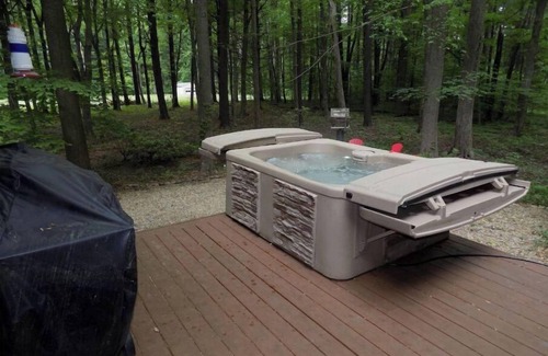 Shorewood-Tower Hills-Harbert House | Walk to Warren Dunes! 3br - Hot Tub, near Wineries