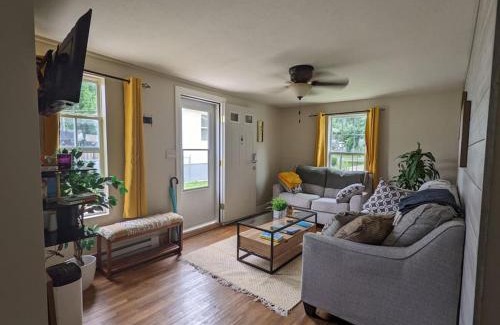 Springfield Apartment | Walk to Washington Park, Pet-friendly, Backyard