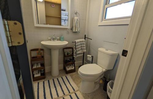 Springfield Apartment | Walk to Washington Park, Pet-friendly, Backyard