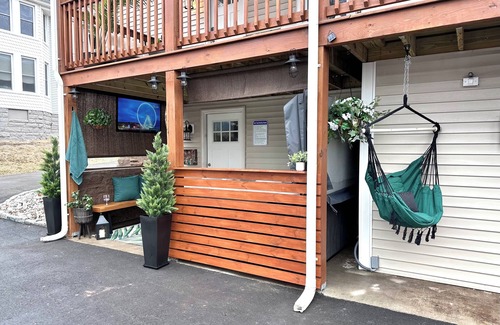 Washington Street Historic District House | Walk to Wesleyan & Dwtn - New hot tub with outdoor TV