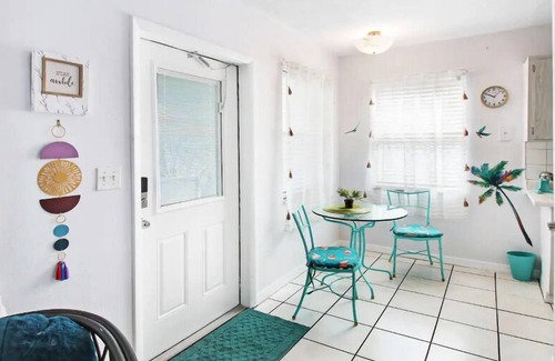 Middle River Terrace House | Walk to Wilton Drive! King Bed, Parking, Ac, Bikes