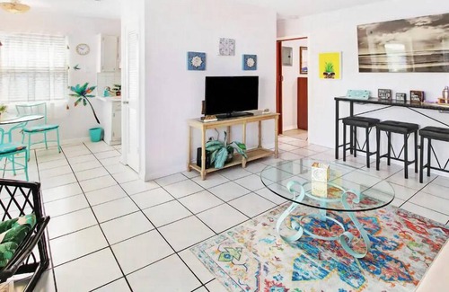 Middle River Terrace House | Walk to Wilton Drive! King Bed, Parking, Ac, Bikes