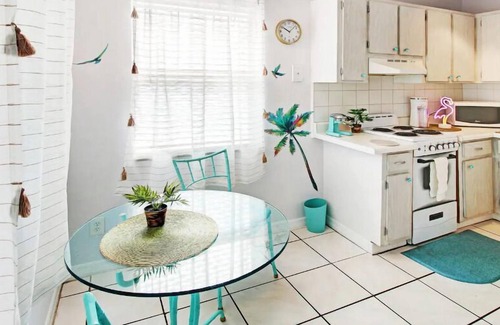 Middle River Terrace House | Walk to Wilton Drive! King Bed, Parking, Ac, Bikes