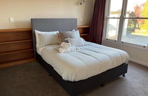 Havelock North House | Walk to wineries - large home