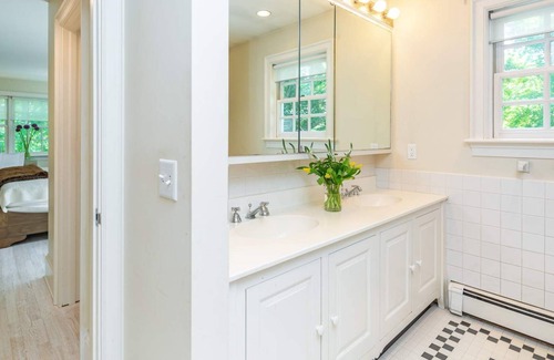 Sagaponack House | Walk to Wolffer Estate Vineyard down the street or bike 1 mile to Sag Main Beach