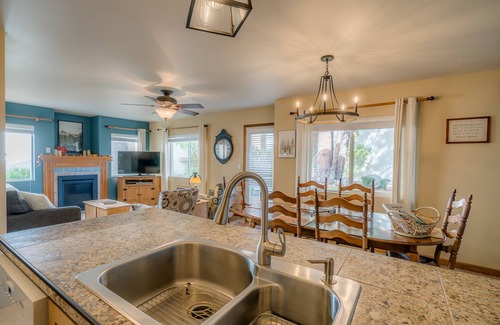 Downtown Leavenworth Condo | Walk to Xmas Lites, Festivities, Coaster, Free Parking, Grnd Floor Condo