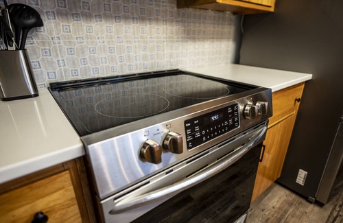 West Yellowstone Cabin | Walk to Yellowstone Log Cabin w/Shop & Hot Tub 8-10 ppl