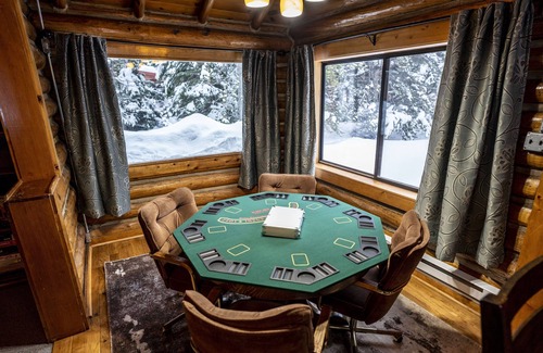 West Yellowstone Cabin | Walk to Yellowstone Log Cabin w/Shop & Hot Tub 8-10 ppl