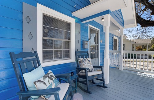 Gulfport Cottage | Walk2Beach-Playground-Short drive 2JonesPark-Aquarium-Coliseum-Family Fun.