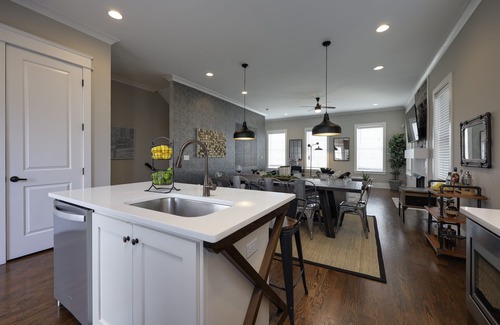 Buena Vista House | Walk2Germantown Rooftop Firepit Downtown Skyline King Suite 2-Car Garage