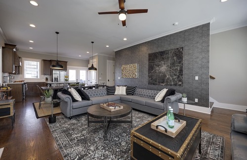 Buena Vista House | Walk2Germantown Rooftop Firepit Downtown Skyline King Suite 2-Car Garage