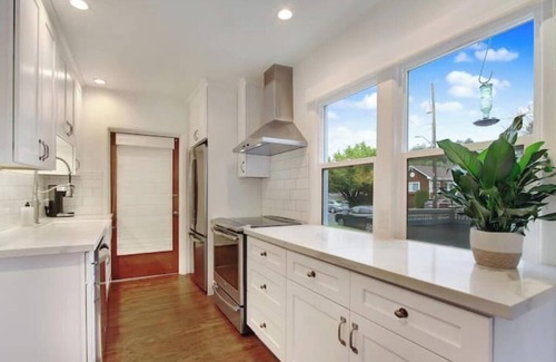 Phinney Ridge House | Walkable 2BR/2BA Modern Charmer w/BBQ near Park