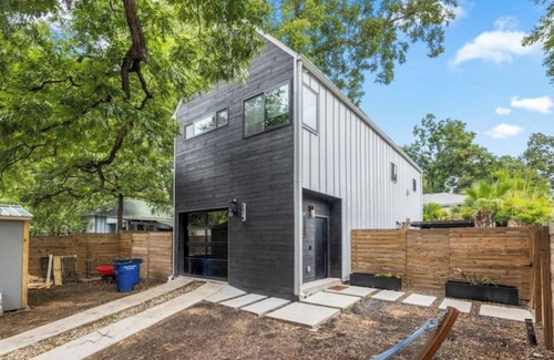Holly Villa | Walkable 3-home 3,800 sq-ft Villa