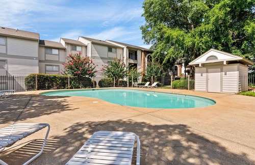 Pickwood Condo | Walkable 3bed with a pool! .9 from AU.