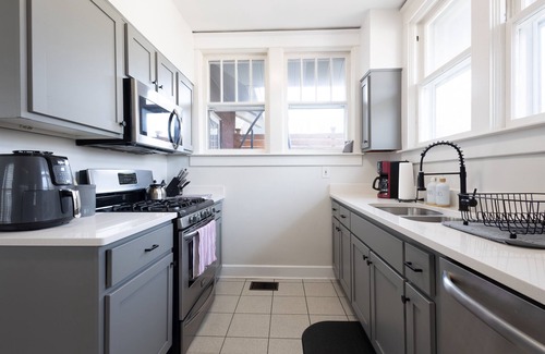 Deer Park House | Walkable attractions Central Location Firepit