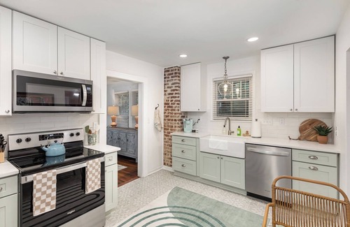 Enderly Park House | Walkable City Trendy Hideout for Foodies - 3BR-2BA