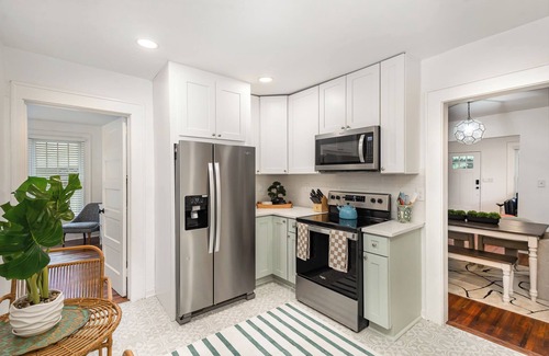 Enderly Park House | Walkable City Trendy Hideout for Foodies - 3BR-2BA