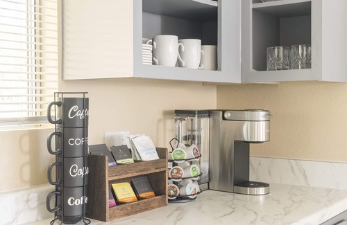 Education Hill Apartment | Walkable condo in heart of vibrant D/n Redmond, m/s from Microsoft, woodinville