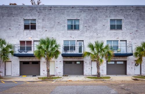 Central Business District Apartment | Walkable Downtown Apt with Game Room!