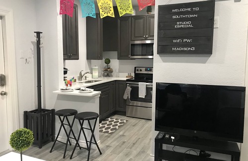 Arsenal Apartment | Walkable Downtown Fun! Near Riverwalk, King William, Bluestar & La Villita