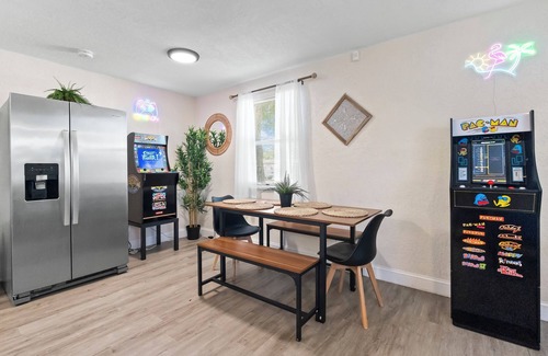 North Andrews Gardens House | Walkable Gem : Retro Arcades : Near Lauderdale-by-the-Sea
