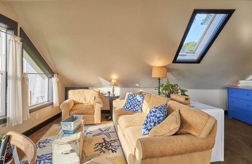 Newport House | Walkable to Beach, Bayfront, Breweries