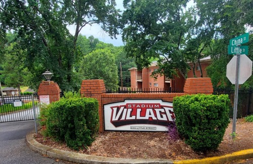 Athens Apartment | Walkable to Sanford Stadium or downtown w/view!
