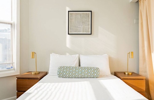 Sheffield and DePaul Apartment | Walker's Paradise 1-Bedroom Apt in Lincoln Park