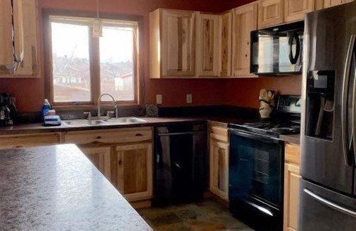 Cody House | Walker's Refuge- large family home, close to river trails