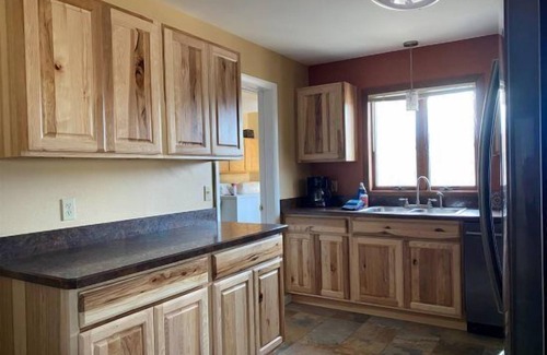 Cody House | Walker's Refuge- large family home, close to river trails