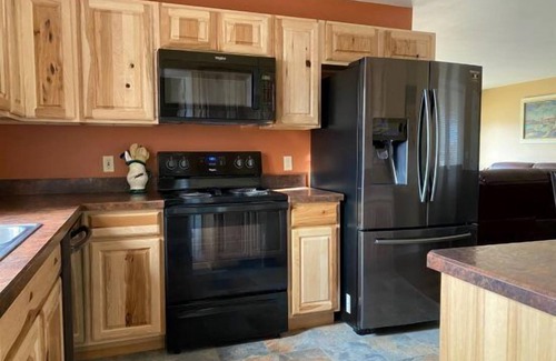 Cody House | Walker's Refuge- large family home, close to river trails