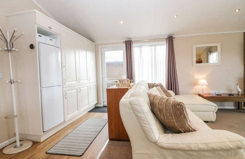 South Lakeland Leisure Village Cottage | WALKERS REST, pet friendly, with a garden in Carnforth