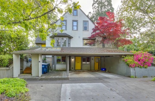 Amazon House | Walking distance , 2 blocks away to Hayward field . onsite pking n