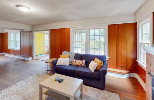 Amazon House | Walking distance , 2 blocks away to Hayward field . onsite pking n