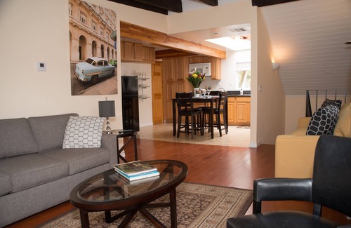 North of Montana Apartment | WALKING DISTANCE FROM FIVE STAR RESTURANTS!