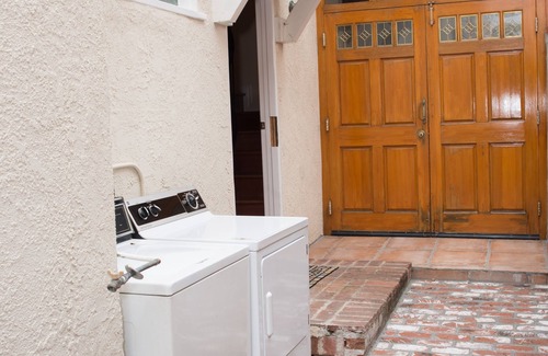 North of Montana Apartment | WALKING DISTANCE FROM FIVE STAR RESTURANTS!