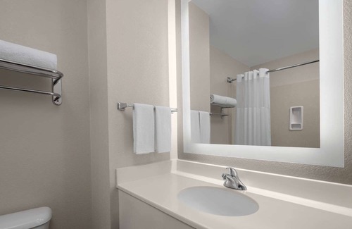 East Roseville Parkway Hotel | Walking Distance to Golfland Sunsplash! Pet-friendly Accommodation!