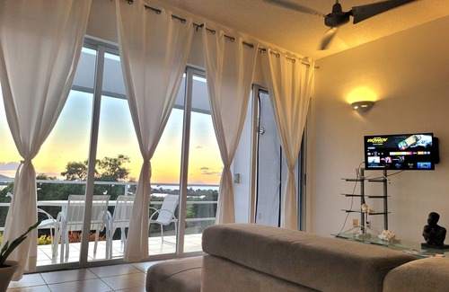 Runaway Bay Apartment | Walking distance to the beach