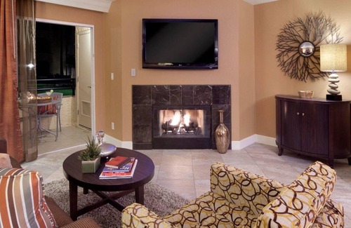 Las Vegas Resort | Walking Distance To The Iconic Vegas Sphere- Desert Club Resort- 1 Bd. Deluxe