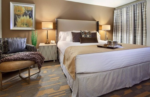 Las Vegas Resort | Walking Distance To The Iconic Vegas Sphere- Desert Club Resort- 1 Bd. Deluxe