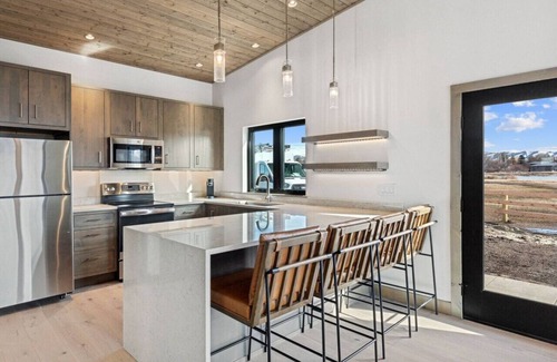 Hamilton Cabin | Walking Distance to the River: Luxury Cabin Minutes to Downtown