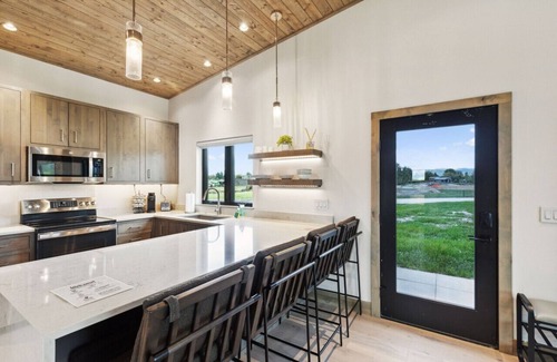 Hamilton Cabin | Walking Distance to the River: Luxury Cabin Minutes to Downtown